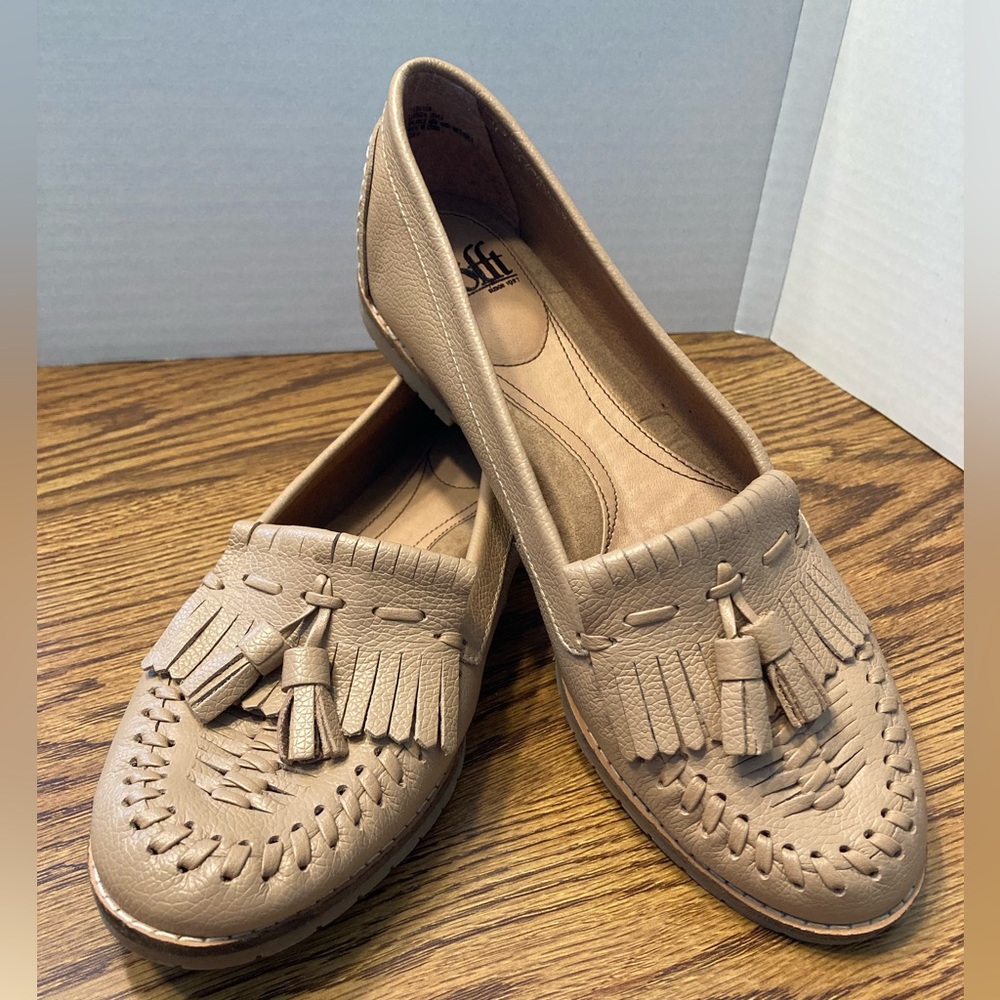 EUC Sofft Nadie Leather Loafer Flat with Tassels, Sz. 8.5, Beige/Cream Color